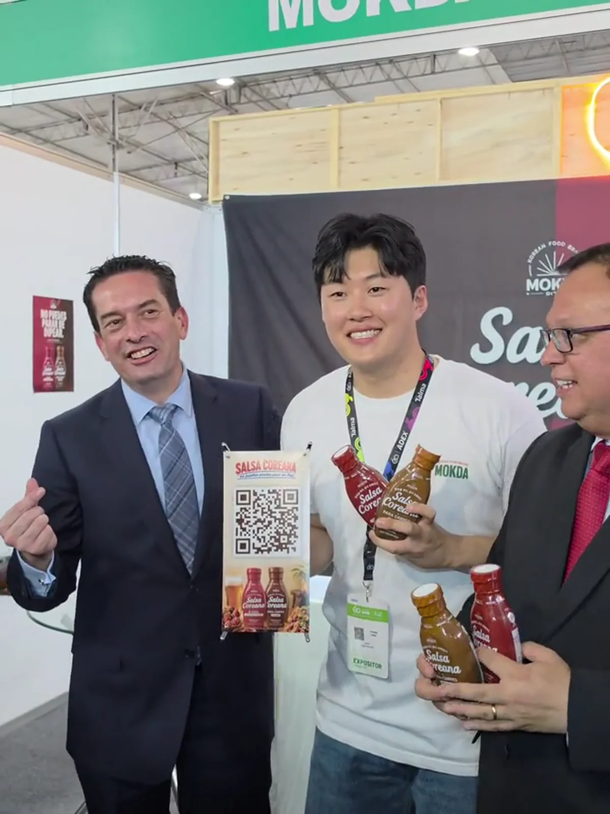 A video of visitors at the MOKDA booth