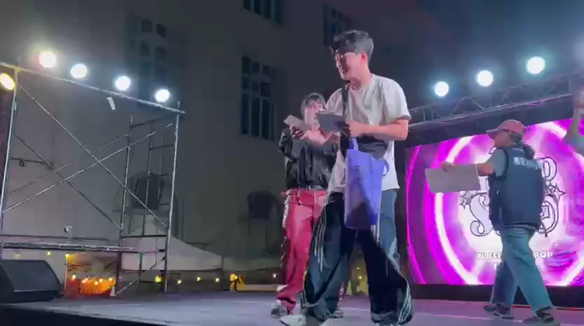 MOKDA greeting the audience from the KPOP STYLE stage